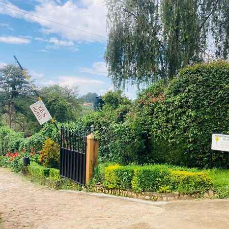Yes Hostel Fort Portal Buitenkant foto
