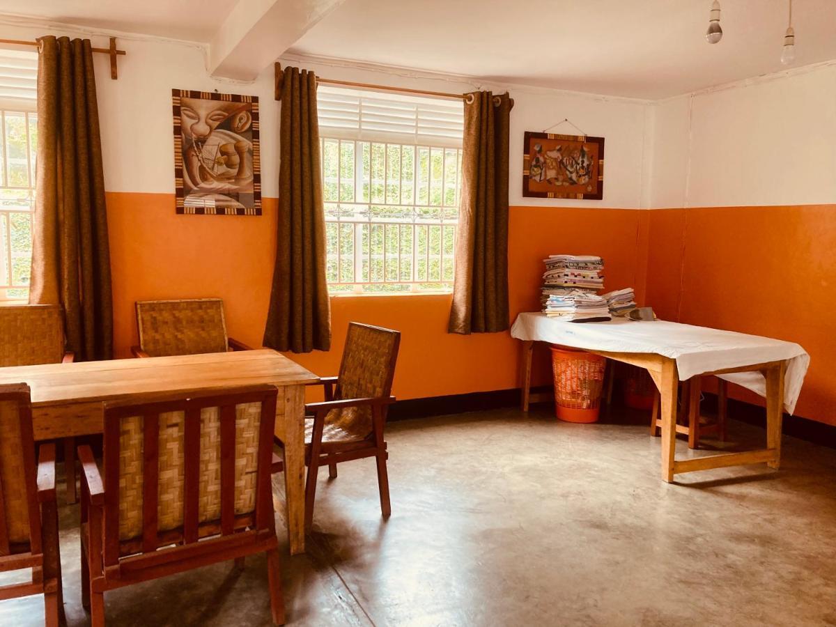 Yes Hostel Fort Portal Buitenkant foto