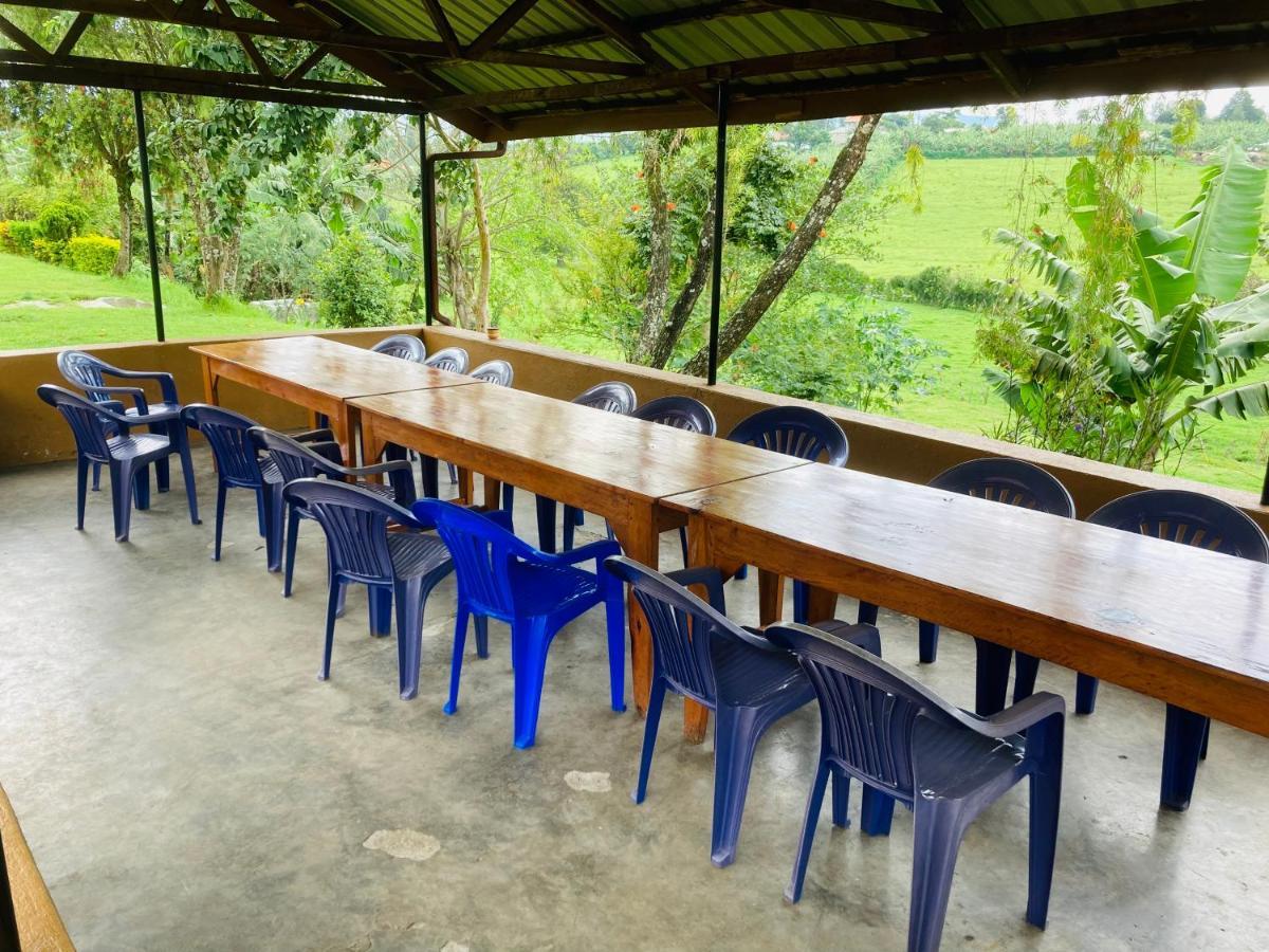 Yes Hostel Fort Portal Buitenkant foto