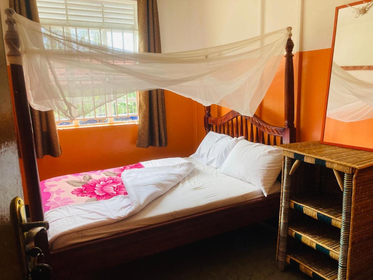 Yes Hostel Fort Portal Buitenkant foto